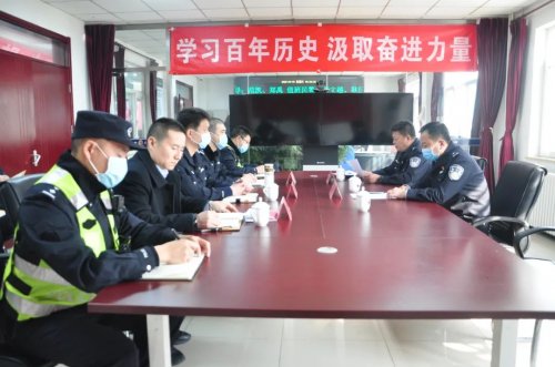 大興公安分局領(lǐng)導(dǎo)送獎到崗，對華遠(yuǎn)衛(wèi)士保安公司輔警進行表彰慰問